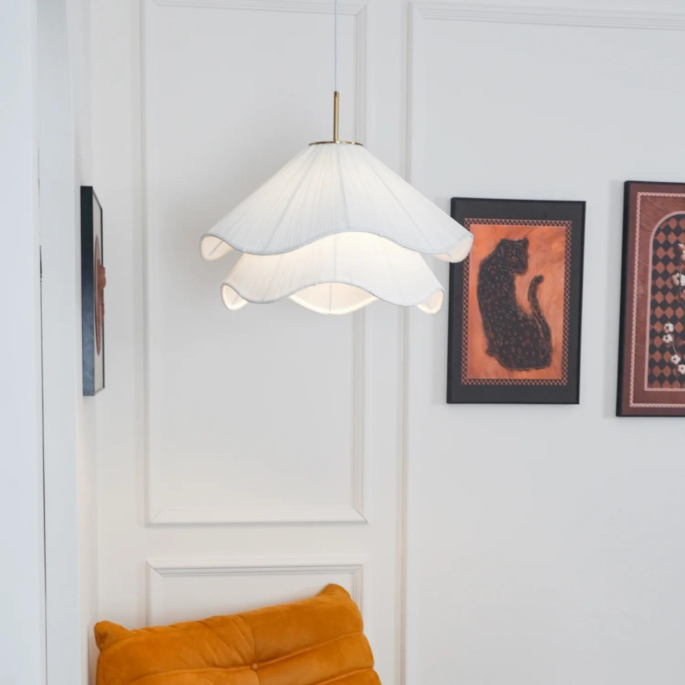 Elegante Deckenleuchte aus Stoff und Metall