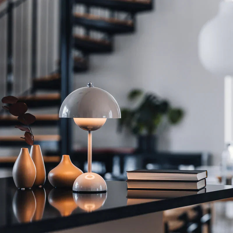 Skandinavische LED Tischlampe Metall – Dimmbar & Kabellos, Modernes Design