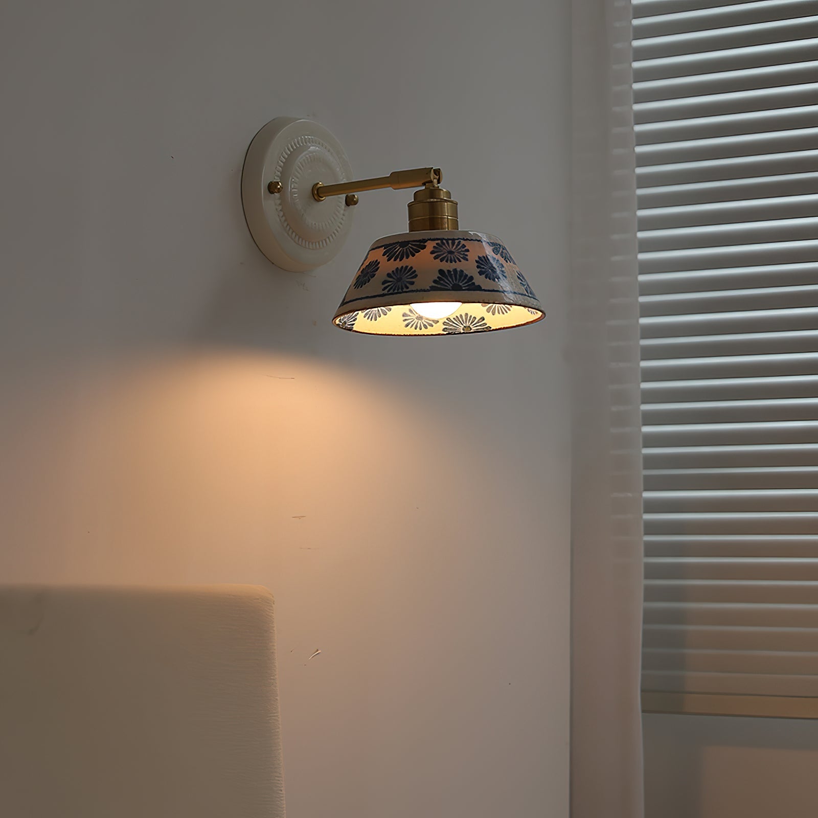 Wandleuchte Keramik Blumen Indigo, Design Wandlampe Messing E27