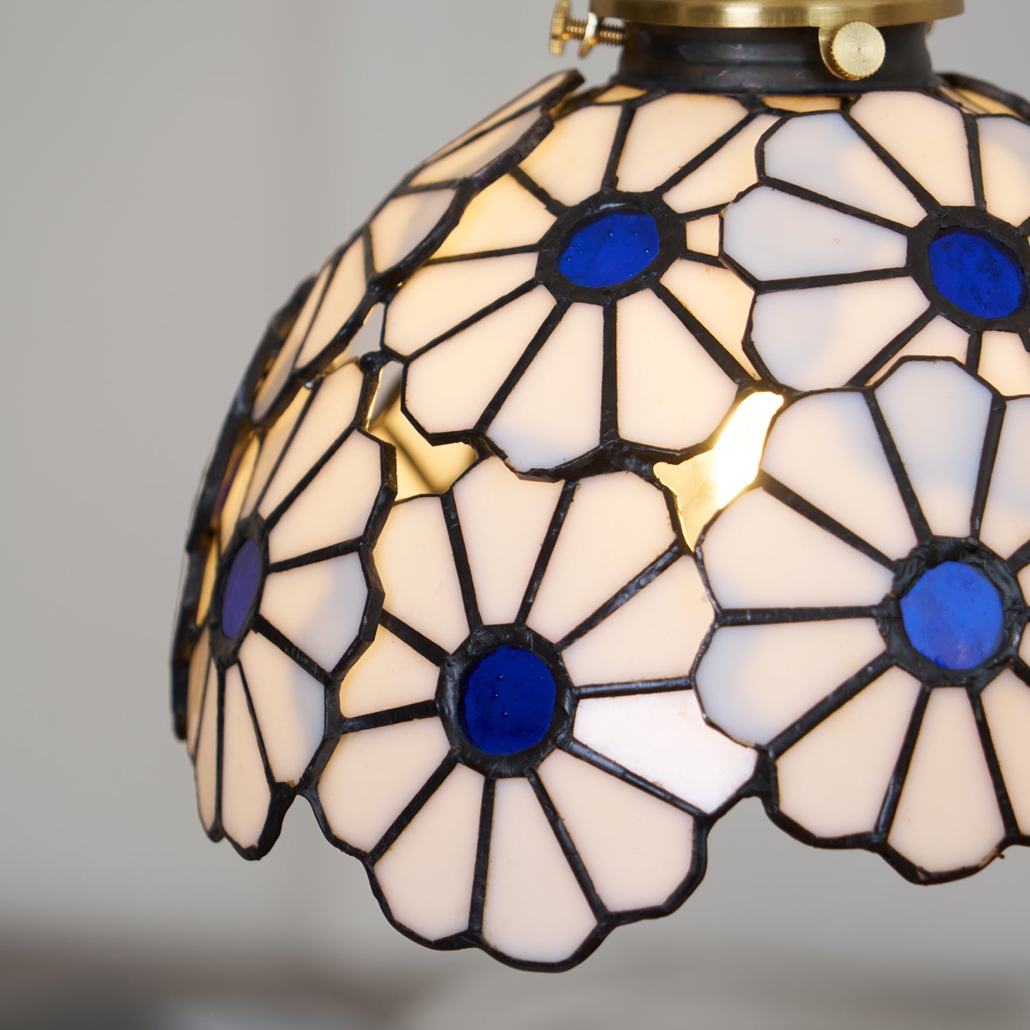 Buntglas Pendelleuchte Blumenform, Handgefertigt aus Messing, Vintage Dimmbar