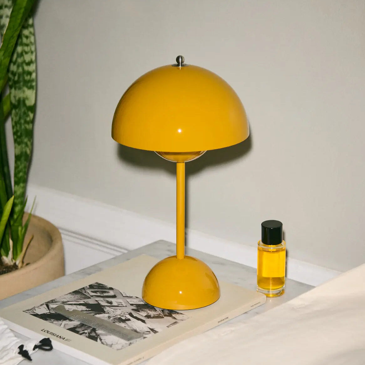 Skandinavische LED Tischlampe Metall – Dimmbar & Kabellos, Modernes Design