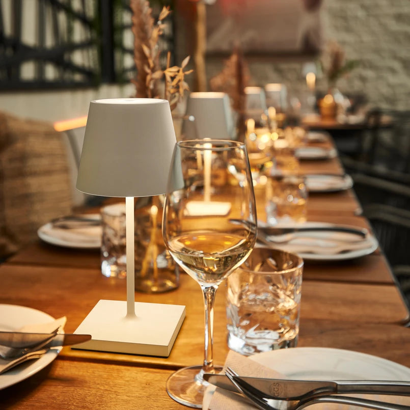 Kleine wiederaufladbare LED-Tischlampe