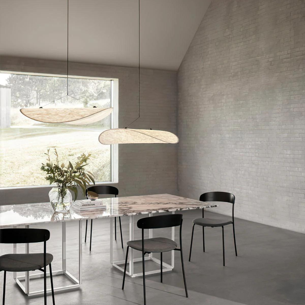 Deckenleuchte aus Seide mit Metalldetails – Japandi Stil