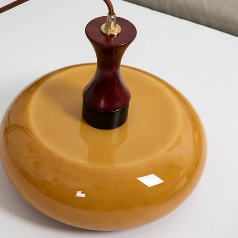 Retro-Pendelleuchte aus farbigem Glas und Holz