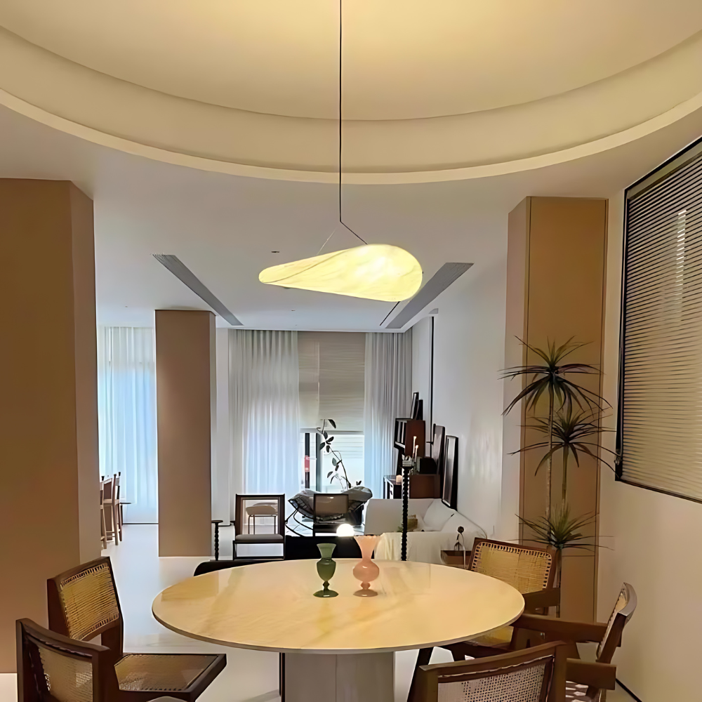 Deckenleuchte aus Seide mit Metalldetails – Japandi Stil