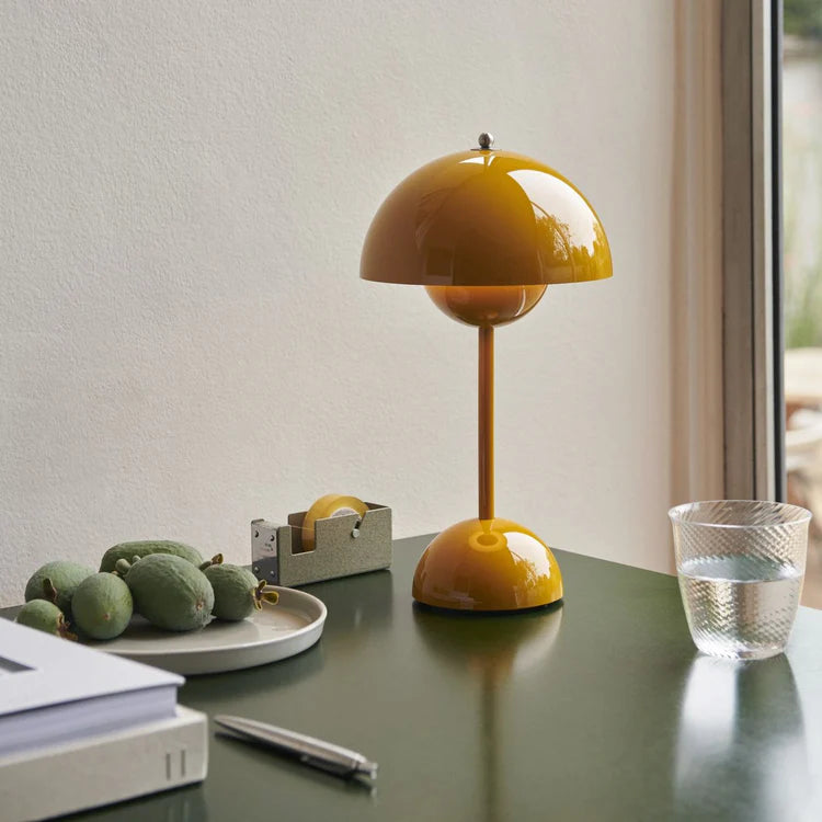 Skandinavische LED Tischlampe Metall – Dimmbar & Kabellos, Modernes Design