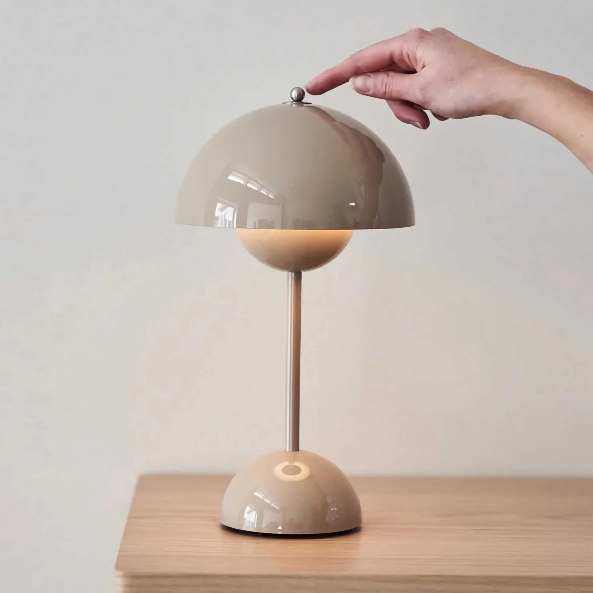 Skandinavische LED Tischlampe Metall – Dimmbar & Kabellos, Modernes Design
