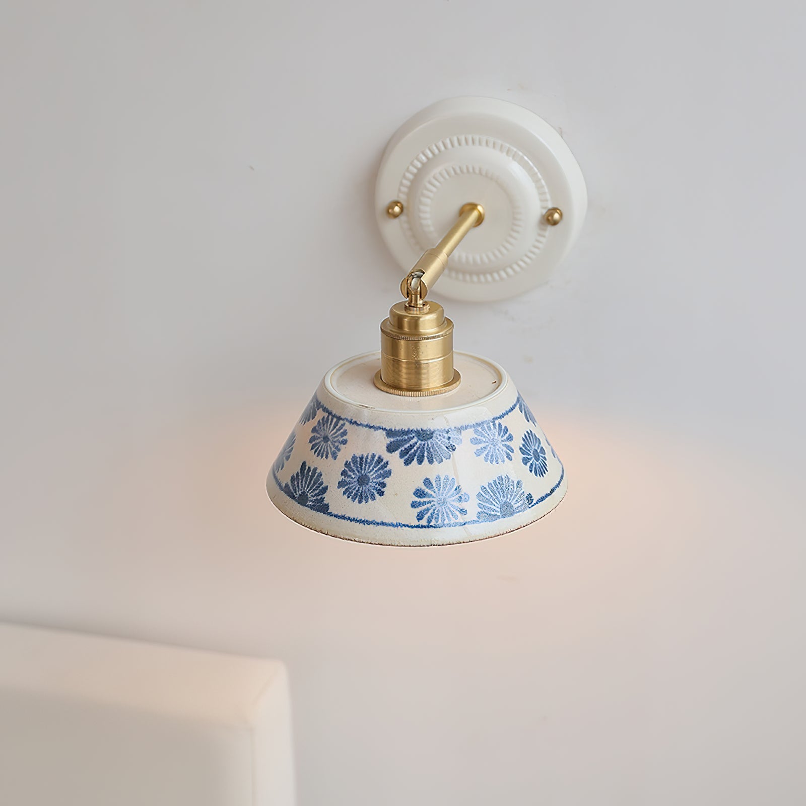 Wandleuchte Keramik Blumen Indigo, Design Wandlampe Messing E27